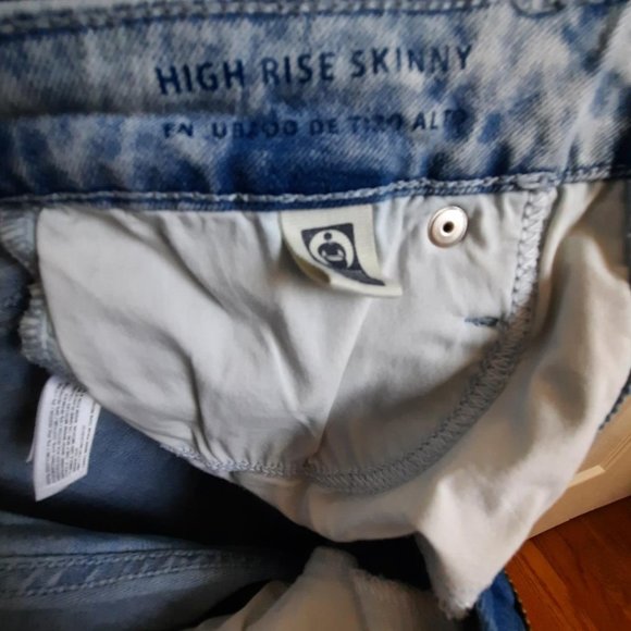 Universal Thread Frayed Hem High Rise Skinny Light Wash Jeans Size 6 - Picture 3 of 4